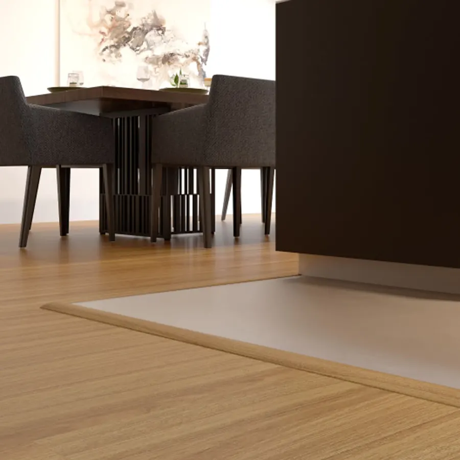 Piso laminado de madeira clara em ambiente moderno