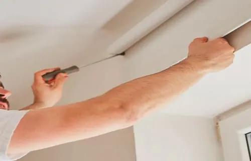 Profissional instalando cortina persiana