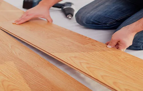 Piso laminado sendo instalado em uma sala