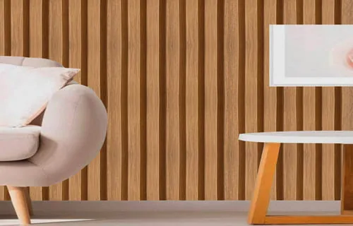 Painel ripado de madeira em parede de sala de estar